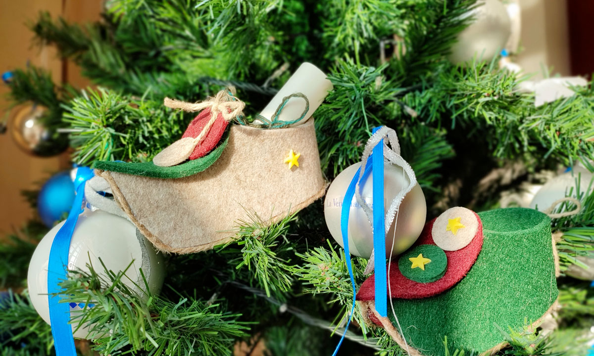 Zapatos sull'albero di Natale