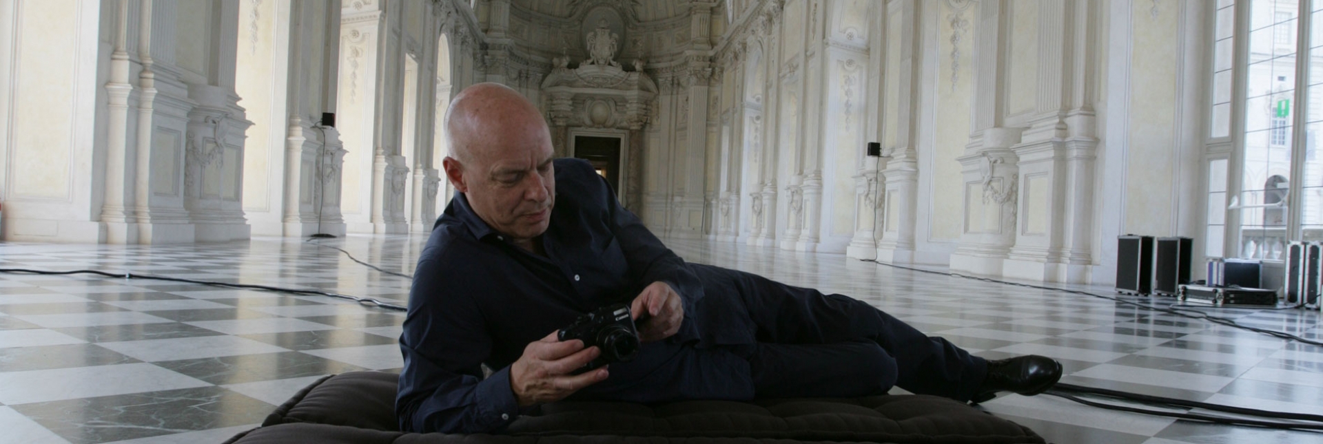 Brian Eno nella Galleria Grande - Foto di Guido Harari