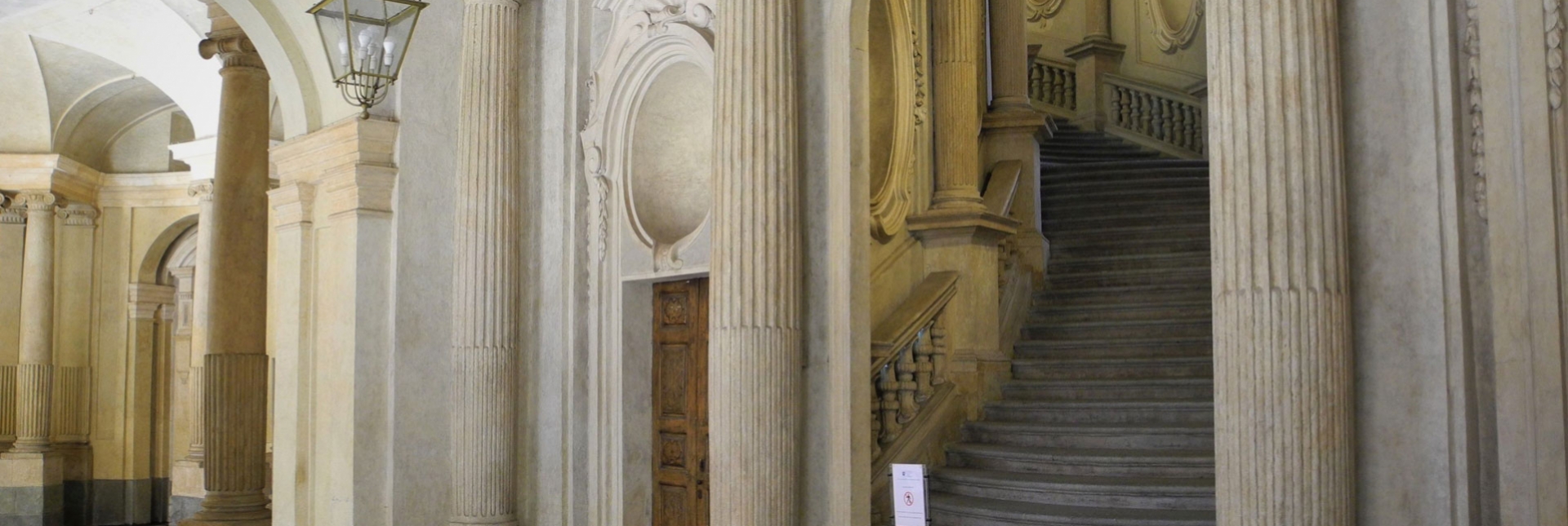 Palazzo Carignano, vestibolo, particolare dello scalone d'onore, a mezzanotte (Direzione regionale Musei Piemonte).