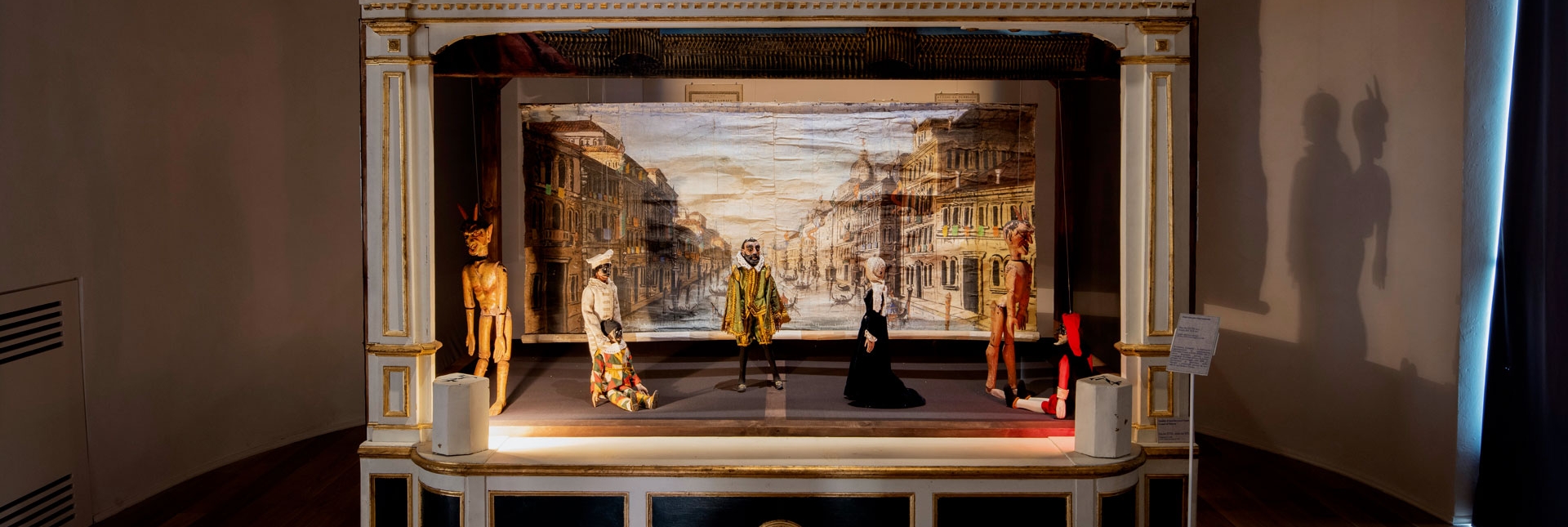Teatrino per marionette, fine XVIII - inizio XIX sec.  legno dipinto e dorato Torino, collezione Augusto Grilli
