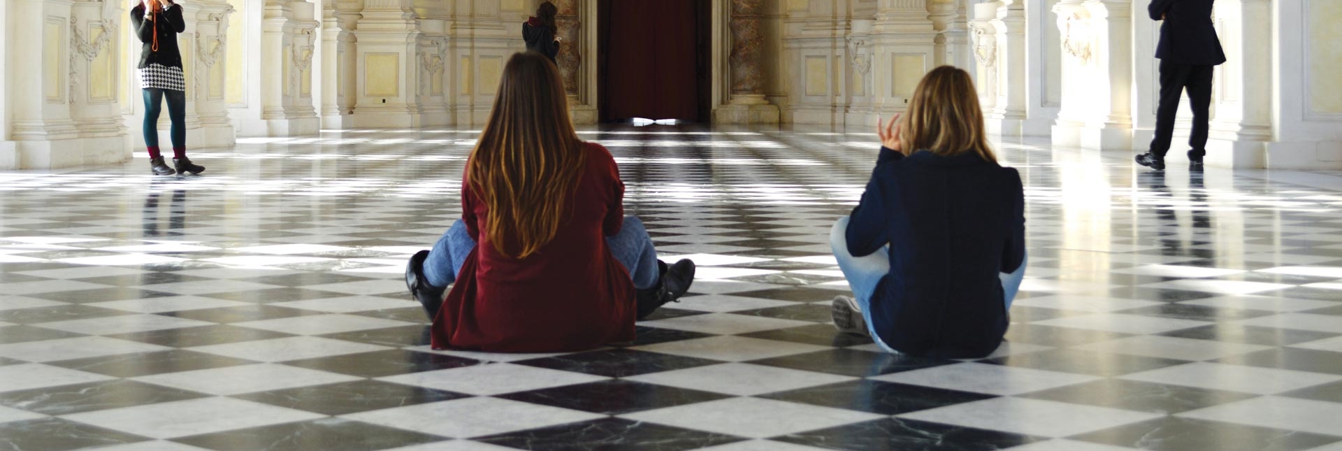 Ragazzi nella Galleria Grande