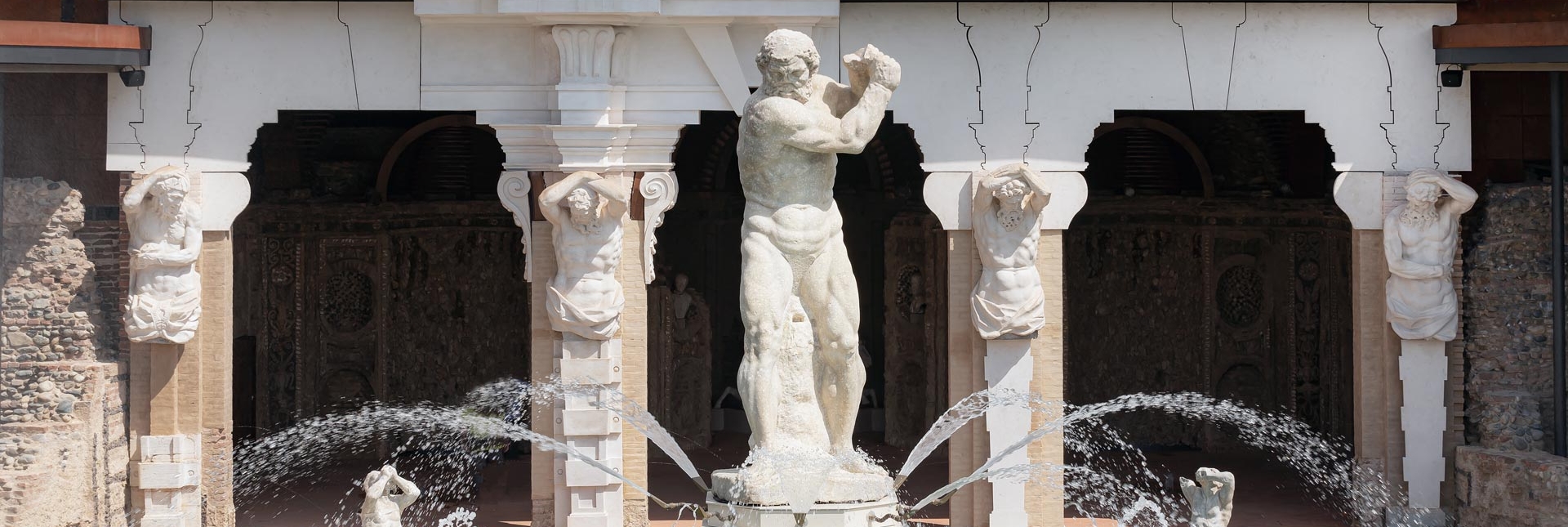 La Statua dell'Ercole posizionata nella Fontana dell'Ercole