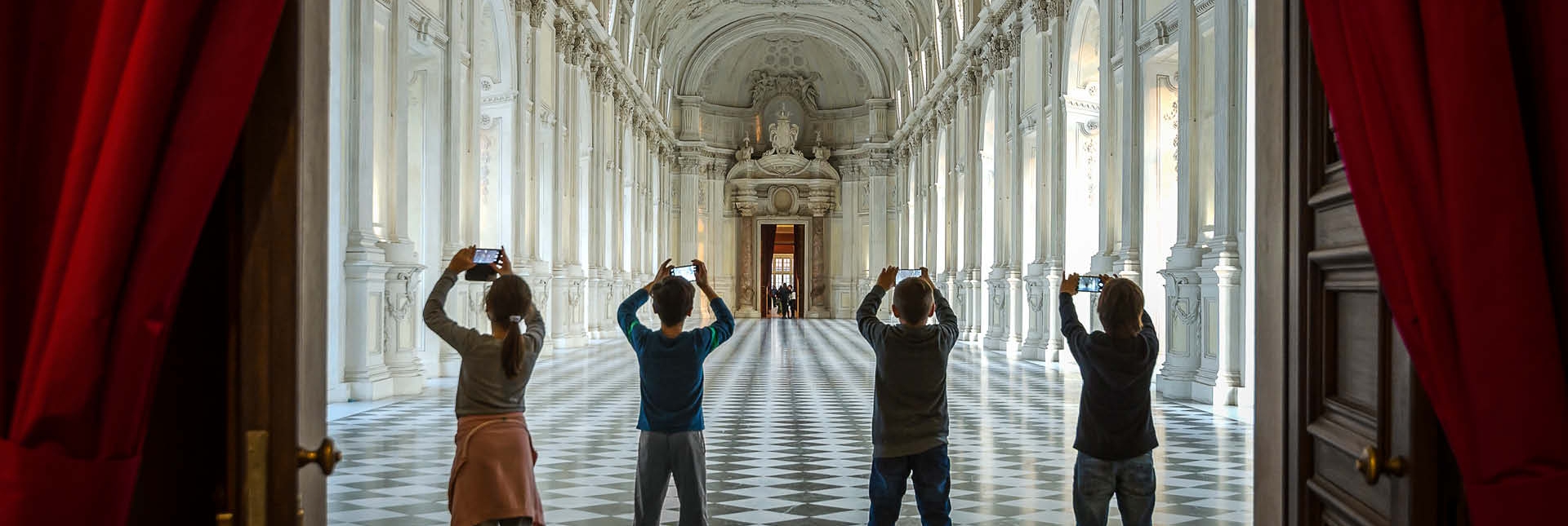 Ragazzi fotografano la Galleria Grande - Foto di Paolo Scaglione