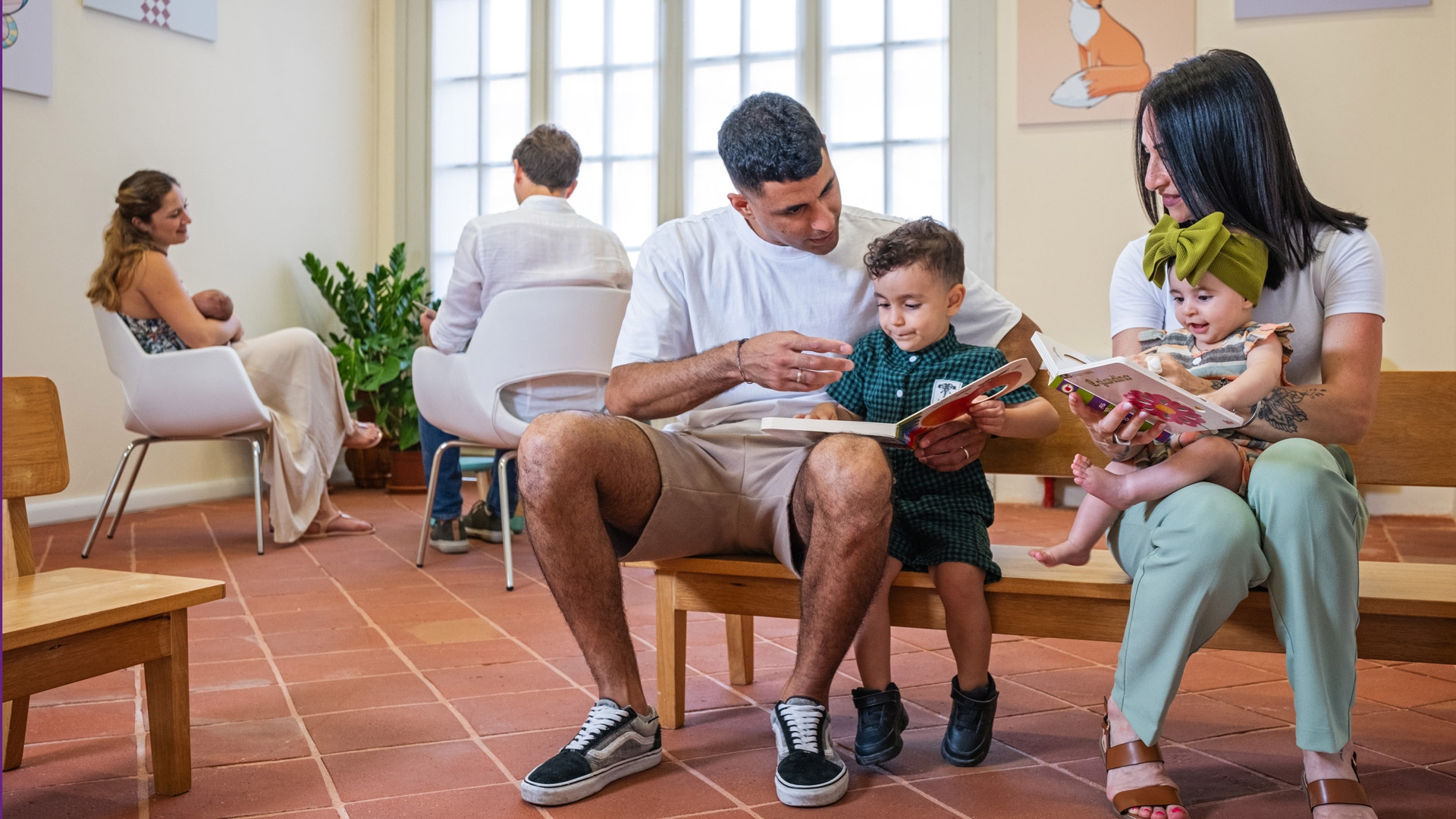 Famiglie con libri nella Sala famiglie e allattamento della Reggia di Venaria