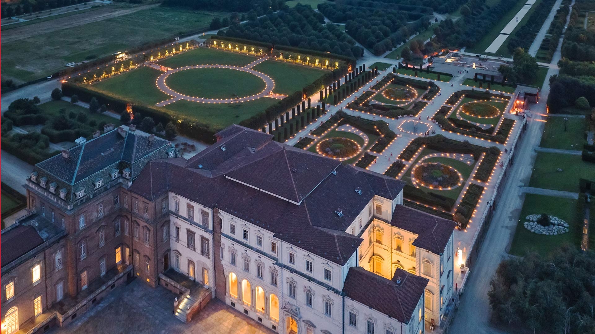 Veduta aerea dei Giardini illuminati da candele - Foto Michele D'Ottavio