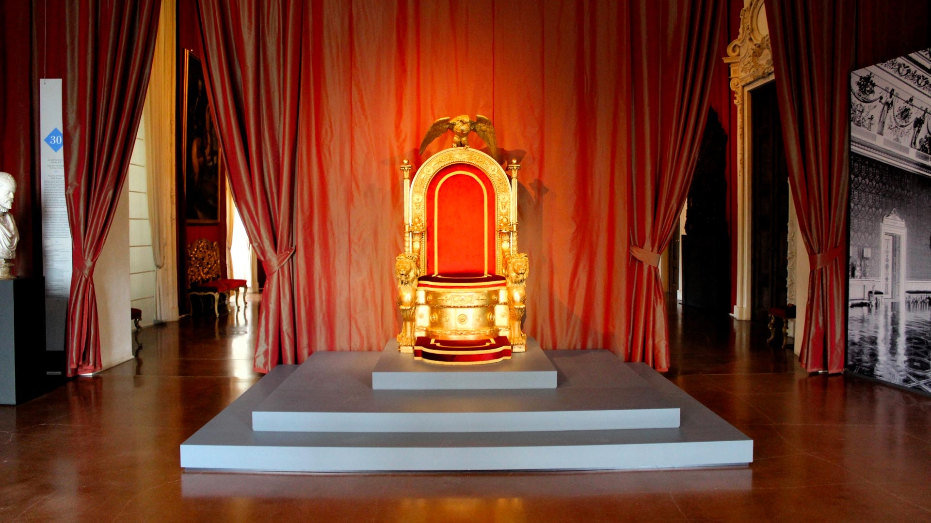 Il trono del Palazzo Reale di Napoli allestito alla Reggia di Venaria