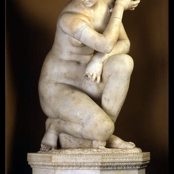 Afrodite-accovacciata. Città del Vaticano, Musei Vaticani, marmo bianco, metà II sec. d.c. (da orig. della metà III sec. a.c. di Doidalsas).