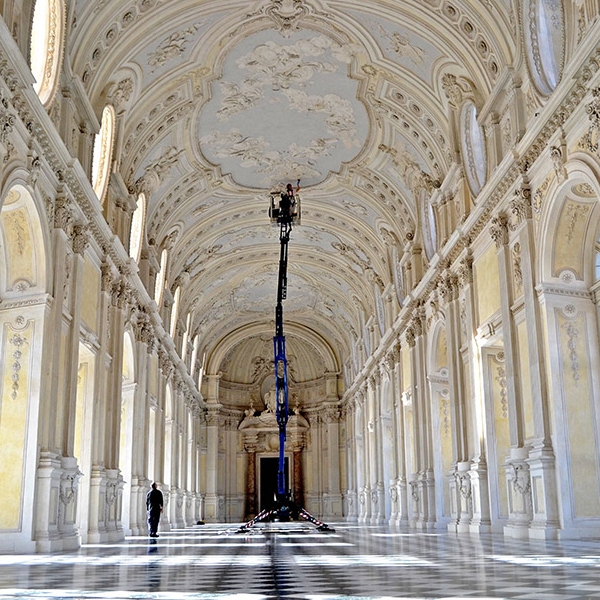 Momenti di pulizia approfondita agli stucchi della Galleria Grande a cura del Centro Conservazione e Restauro La Venaria Reale