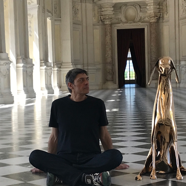Velasco Vitali con una sua scultura nella Galleria Grande