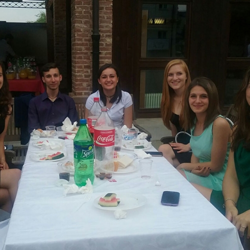 Studenti durante la festa finale in Cascina Medici del Vascello