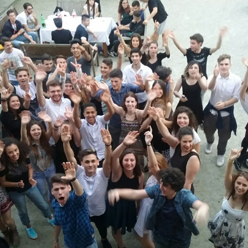 Studenti durante la festa finale in Cascina Medici del Vascello