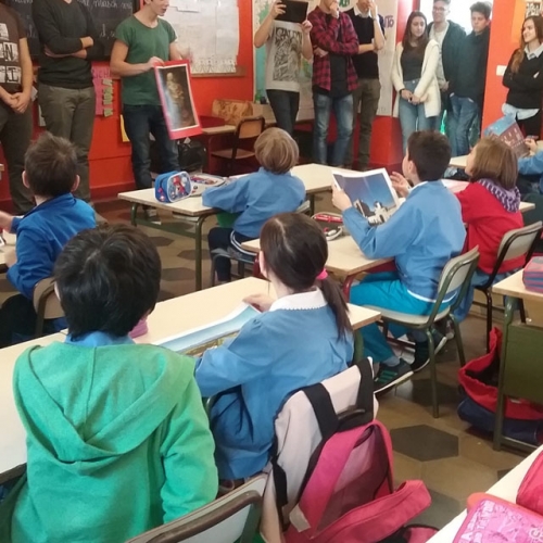 Il gruppo Servizi Educativi con i bambini di una scuola primaria