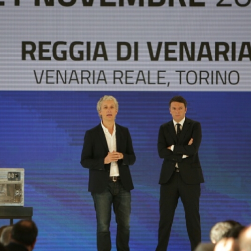 Matteo Renzi e Riccardo Luna sul palco dell'Italian Digital Day alla Reggia di Venaria