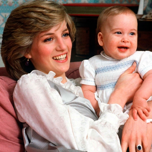 Londra, Regno Unito: la principessa Diana stringe fra le braccia il suo piccolo, il principe William, a Kensington Palace. (Foto: Tim Graham/Tim Graham Photo Library/Getty Images)