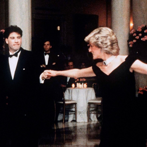 Diana, la principessa del Galles, indossa un abito da sera di Victor Edelstein e balla con l’attore John Travolta alla Casa Bianca durante la sua vita in America, il 9 novembre 1985, a Washington DC. (Foto:  Anwar Hussein/Getty Images News/Getty Images)