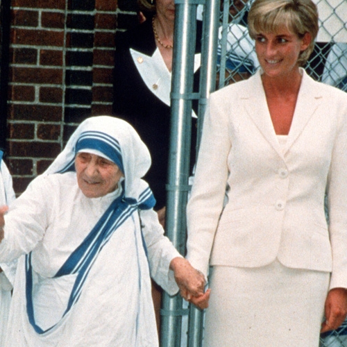 Diana, la principessa del Galles, tiene per mano Madre Teresa durante un incontro nel Bronx, a New York, il 18 giugno 1997. (Foto: Anwar Hussein/Getty Images News/Getty Images)