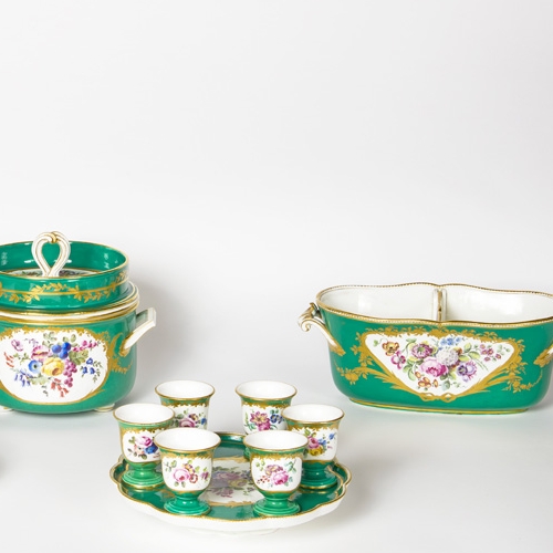 Manifattura Reale di Sèvres, Servizio da gelato su fondo verde per i duchi di Parma, circa 1760-1766, porcellana tenera dipinta in policromia e con dorature 