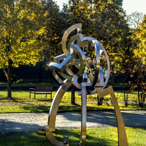 Riccardo Cordero, ET, acciaio inox satinato, 2007, Courtesy l’artista. Foto scattata al Monte Tamaro