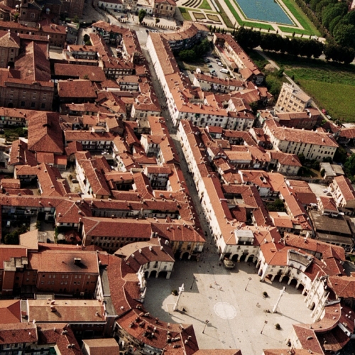 Veduta dall'alto del Borgo Antico e della Reggia