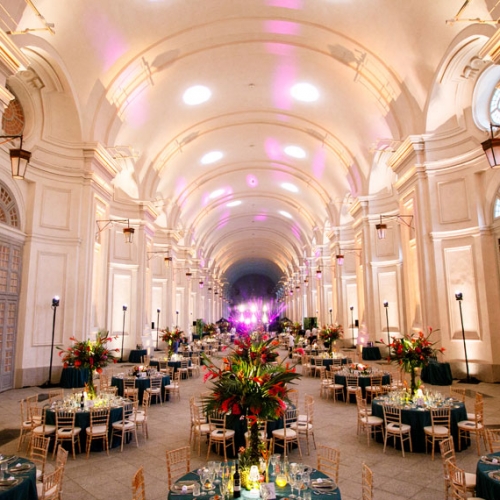 L'Orangerie aménagée avec des tables pour un mariage. @paolosoave