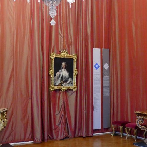 La dama con levriero della Clementina esposta nella sala del Circolo della Regina alla Reggia di Venaria