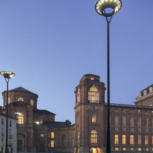 La piazza illuminata di Michele De Lucchi