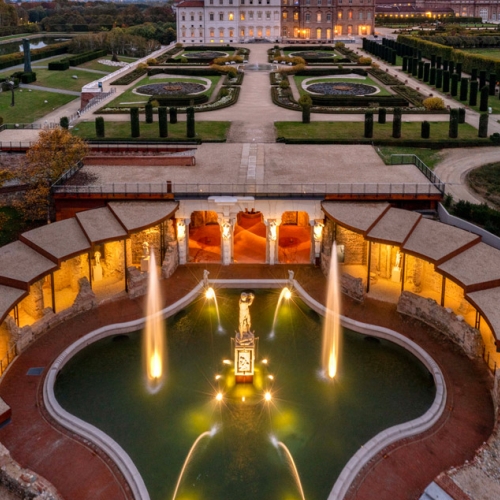 Veduta aerea della Fontana dell'Ercole di sera con i Giardini e la Reggia sullo sfondo - Foto di Dario Fusaro