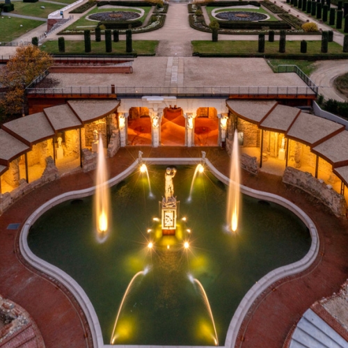 Vue aérienne de la Fontaine d’Hercule en soirée avec les Jardins et le Palais en toile de fond – photo de Dario Fusaro