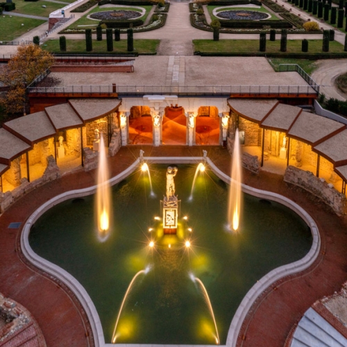 Luftaufnahme des Herkulesbrunnens bei Nacht mit den Gärten und der Reggia im Hintergrund - Foto von Dario Fusaro