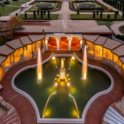 Vista aérea de la Fuente del Hércules de noche con los Jardines del Palacio Real al fondo - Fotografía de Dario Fusaro
