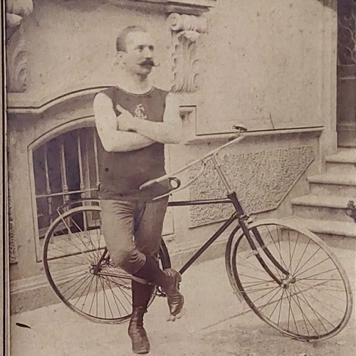 Il ‘campionissimo’ Giuseppe Loretz (Milano 1860 – Rubiana TO 1944), con il nuovissimo ‘bicicletto’, 1890 ca.  fotografia all’albumina di Giuseppe Perini, Torino, Archivio Marco Albera 