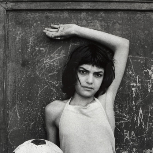 Letizia Battaglia, La bambina con il pallone. Quartiere Cala, Palermo, 1980, stampa digitale su carta