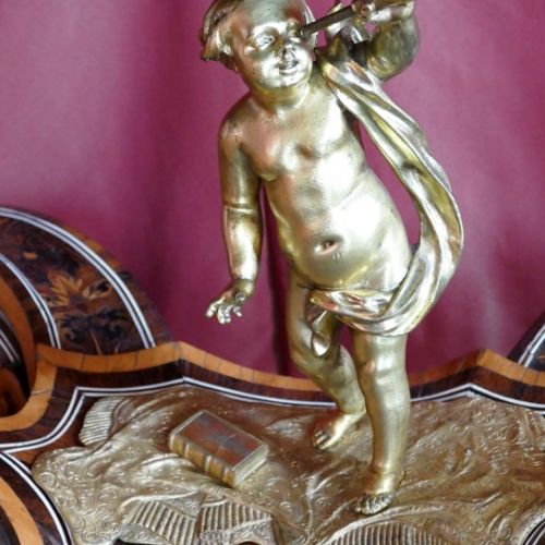 Pietro Piffetti, Tavolo da muro, puttino allegorico in bronzo dorato con cannocchiale