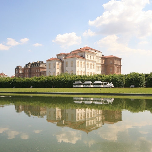 Il trenino dei Giardini e la Reggia si specchiano nella Peschiera