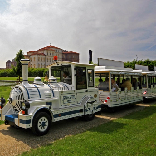 Il trenino dei Giardini e la gondola presso la Peschiera