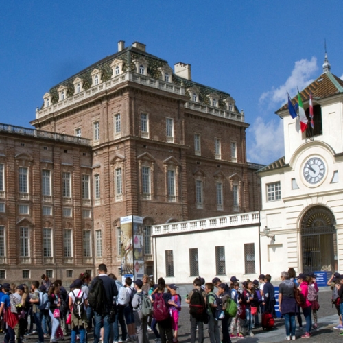 Ragazzi delle scuole in piazza della Repubblica antistante la Reggia