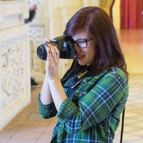 Studentessa fotografa durante una visita didattica della Reggia