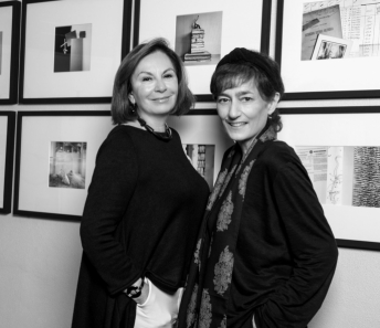 Da sinistra nella foto: Enrica Acuto Jacobacci, Vicepresidente e CEO dell’azienda, Elena Re, curatrice della mostra