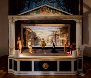 Teatrino per marionette, fine XVIII - inizio XIX sec.  legno dipinto e dorato Torino, collezione Augusto Grilli