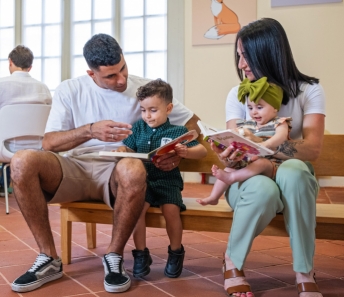 Famiglie con libri nella Sala famiglie e allattamento della Reggia di Venaria