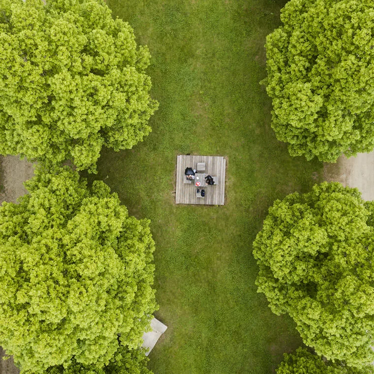  Sedute e tavoli di legno nei Giardini