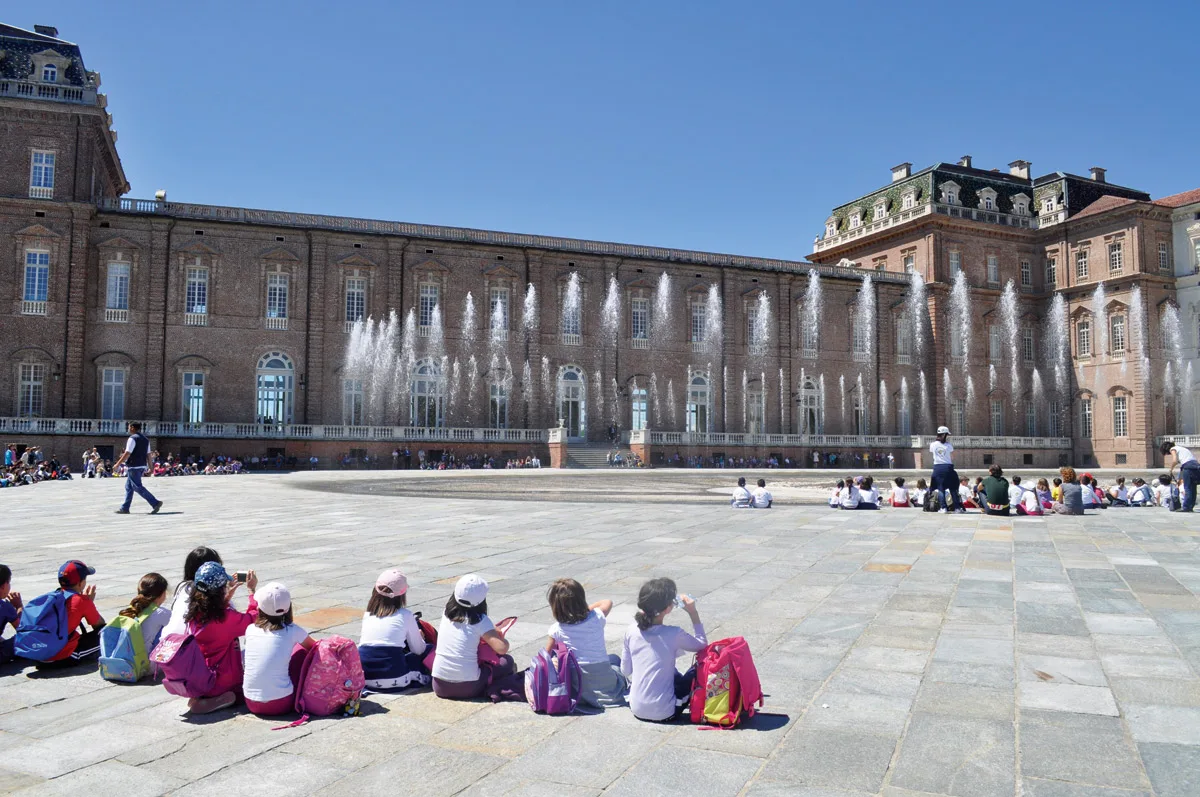 Bambini assistono allo spettacolo della Fontana del Cervo