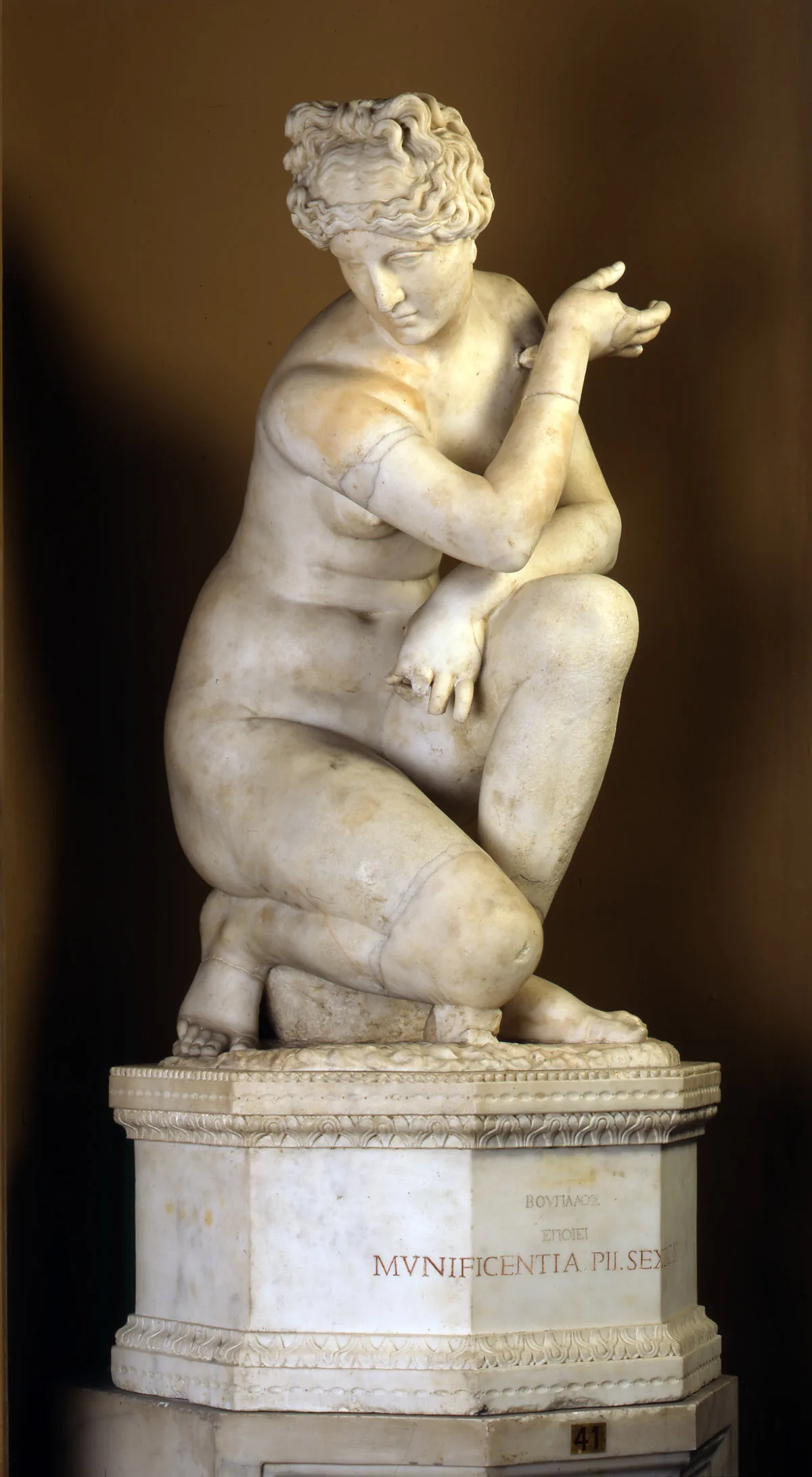 Afrodite-accovacciata. Città del Vaticano, Musei Vaticani, marmo bianco, metà II sec. d.c. (da orig. della metà III sec. a.c. di Doidalsas).