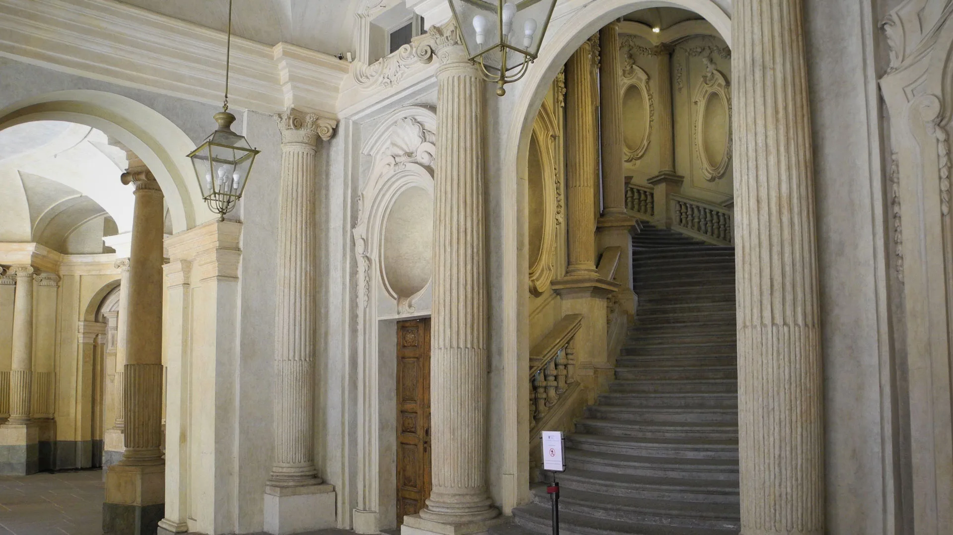 Palazzo Carignano, vestibolo, particolare dello scalone d'onore, a mezzanotte (Direzione regionale Musei Piemonte).