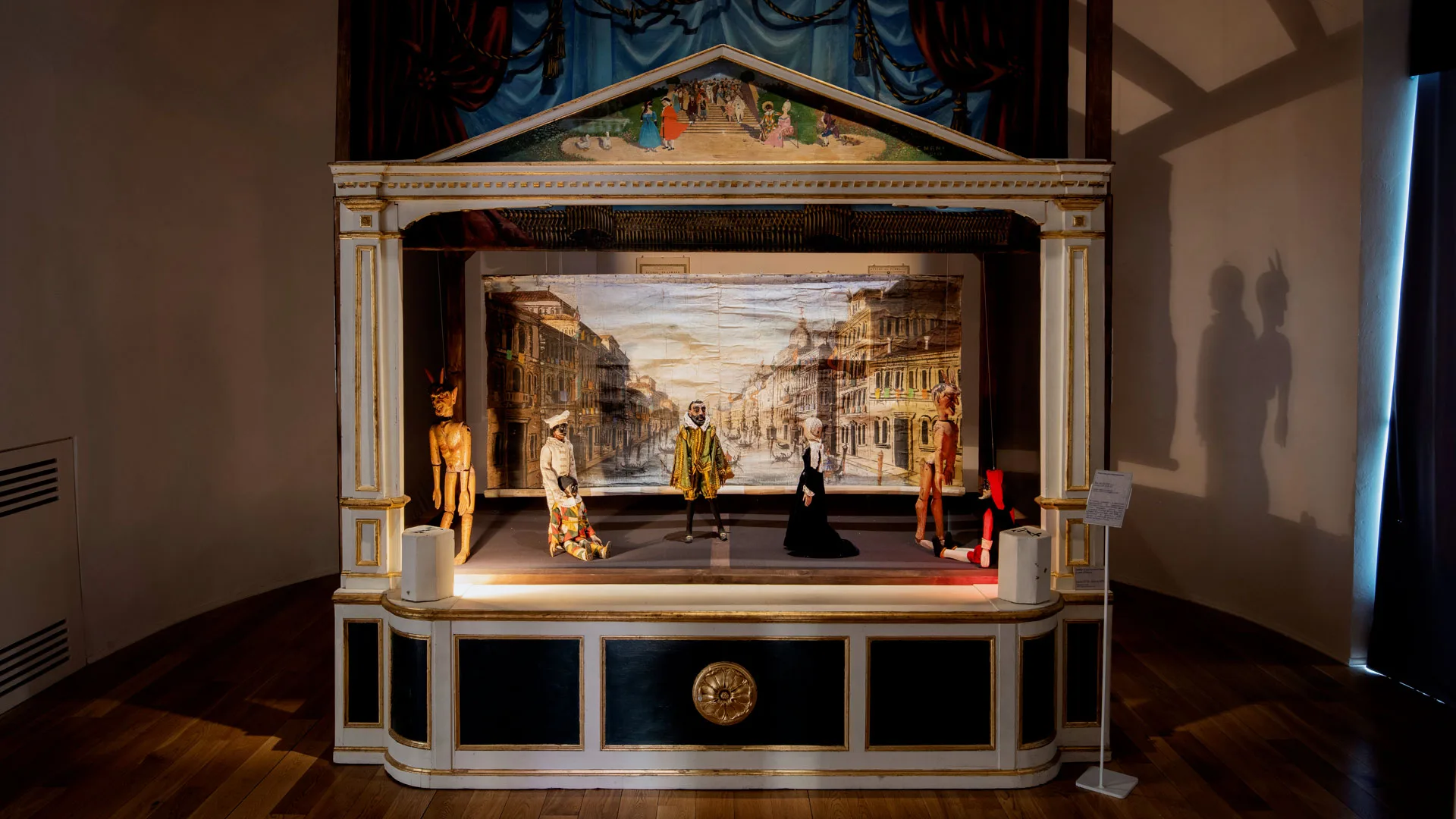 Teatrino per marionette, fine XVIII - inizio XIX sec.  legno dipinto e dorato Torino, collezione Augusto Grilli