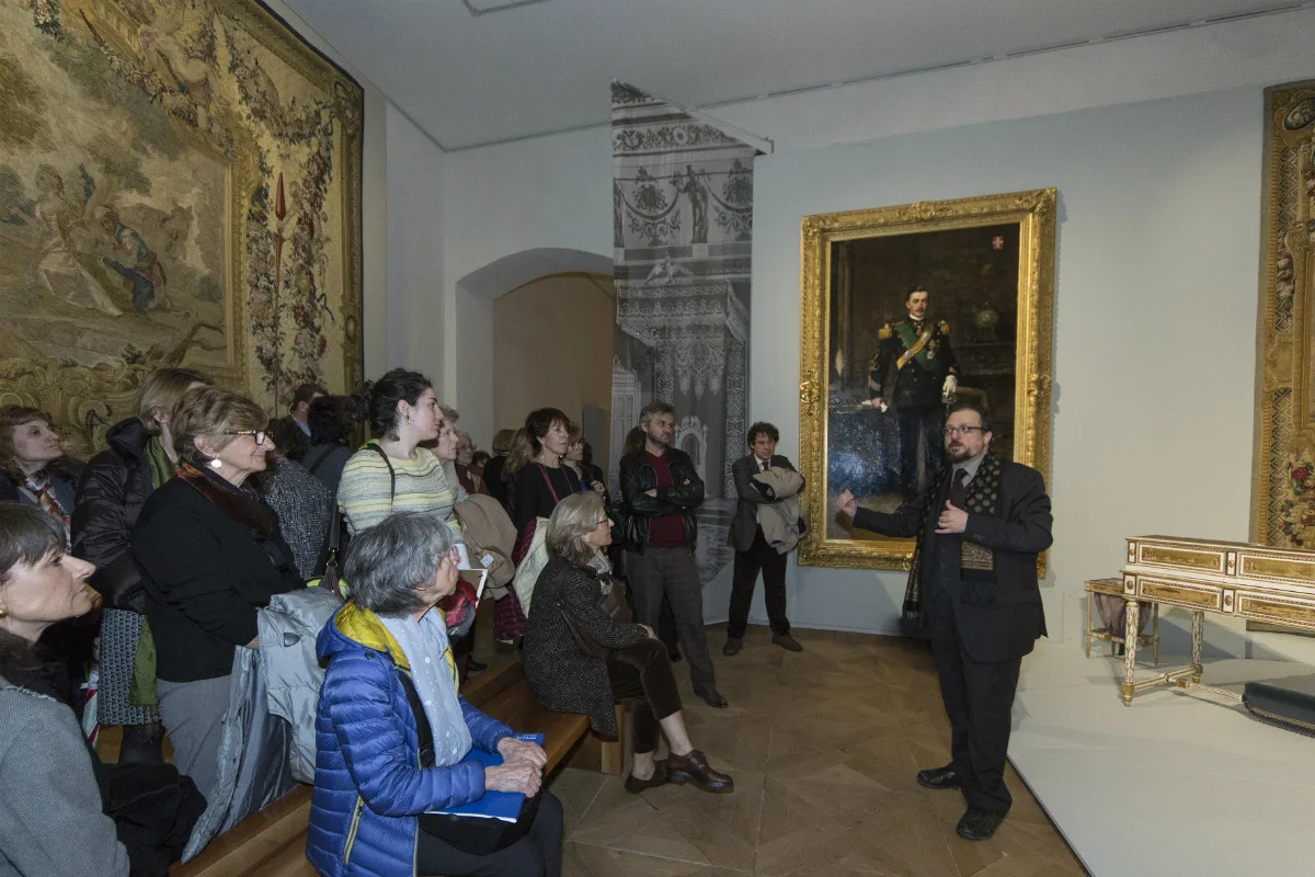 Mostra Dalle Regge d'Italia, visitatori con il curatore Andrea Merlotti