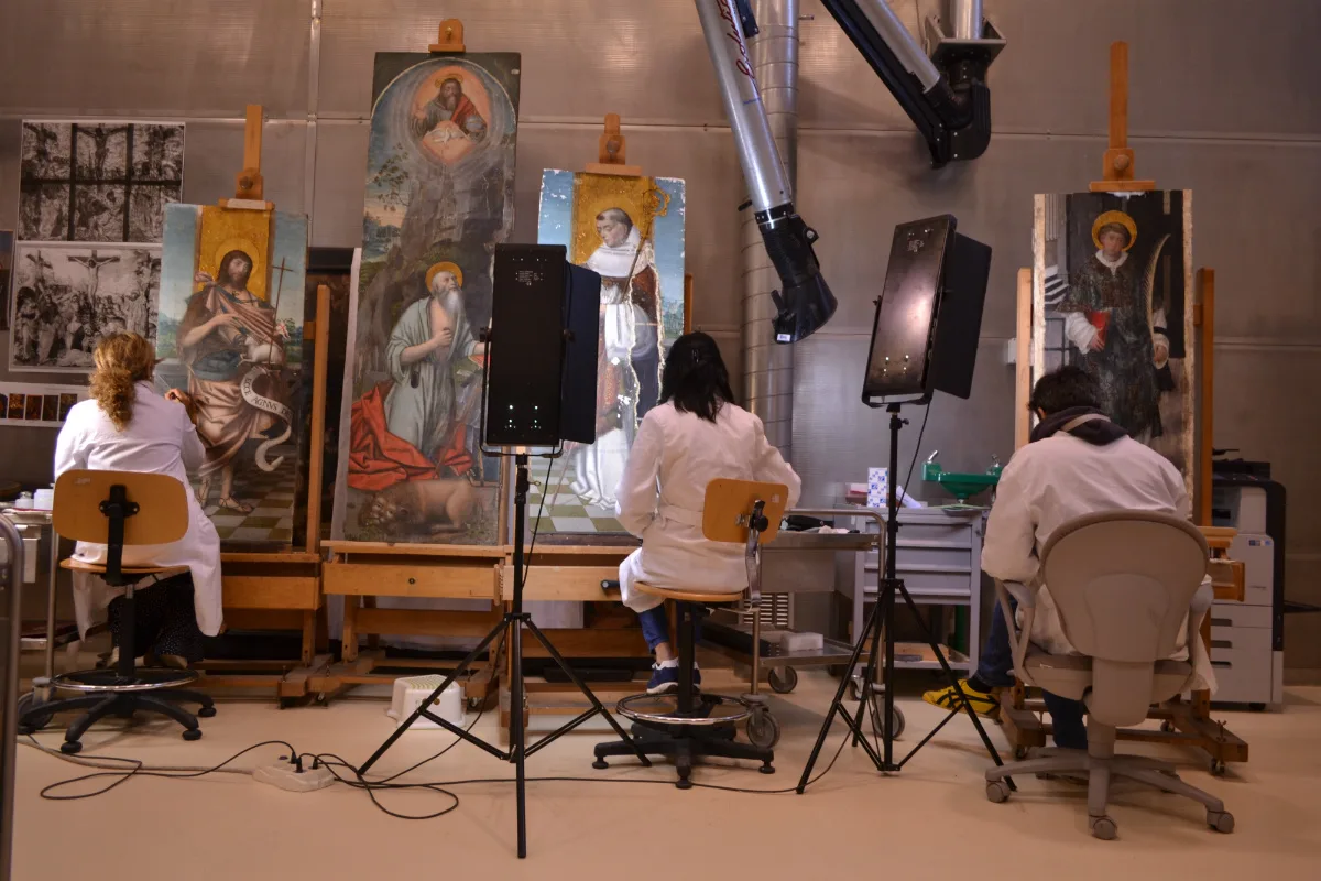 Restauratori all'opera nel Centro di Conservazione e Restauro La Venaria Reale
