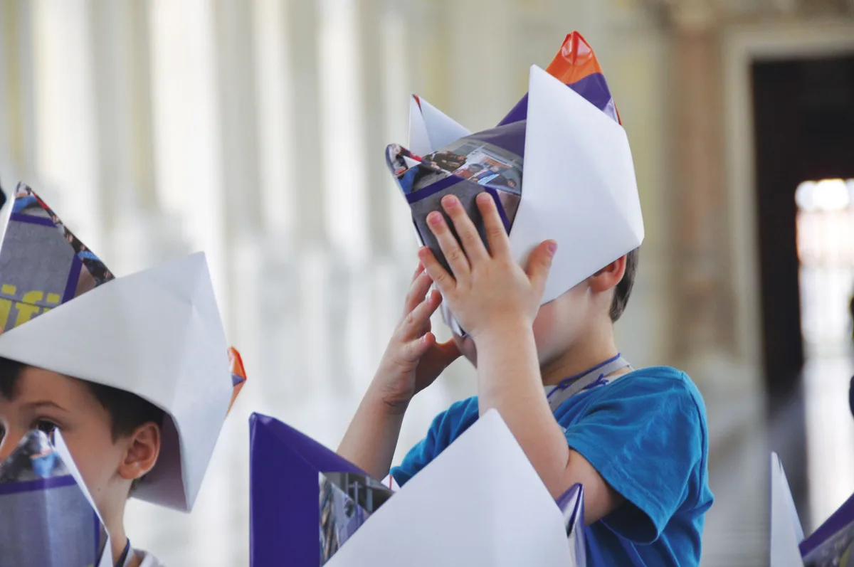 Bambini durante un laboratorio di origami