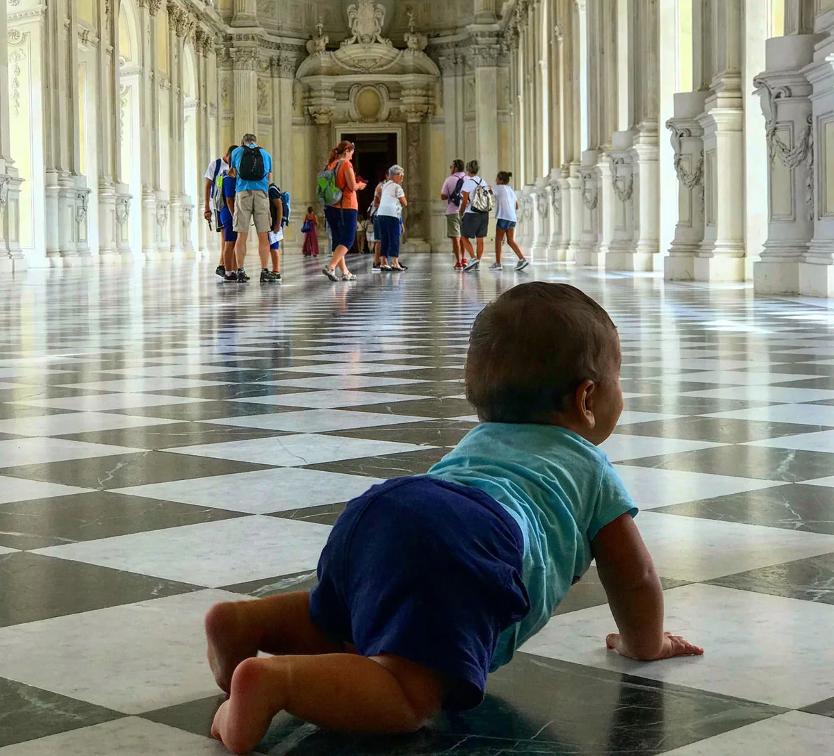 Neonato gattona nella Galleria Grande