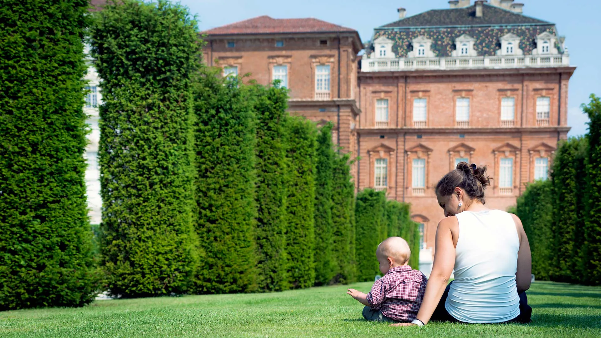 Mamma con bambino nei Giardini della Reggia di Venaria - Foto di Luca Martinetto